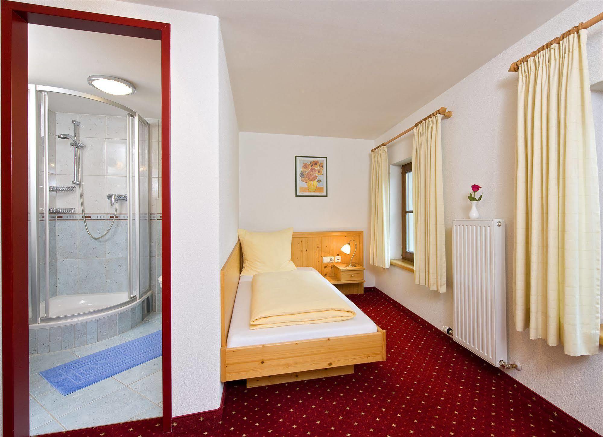 Hotel Reitlwirt 브릭센임탈 객실 사진